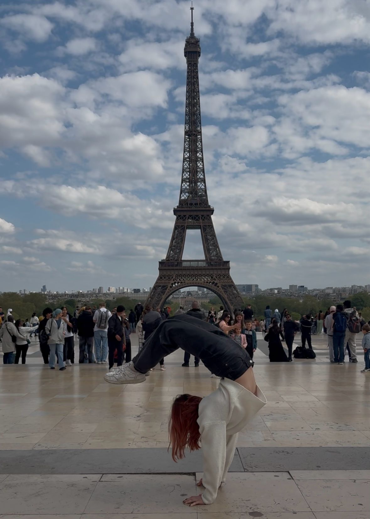 Anna macht den Handstand vor dem Eiffelturm