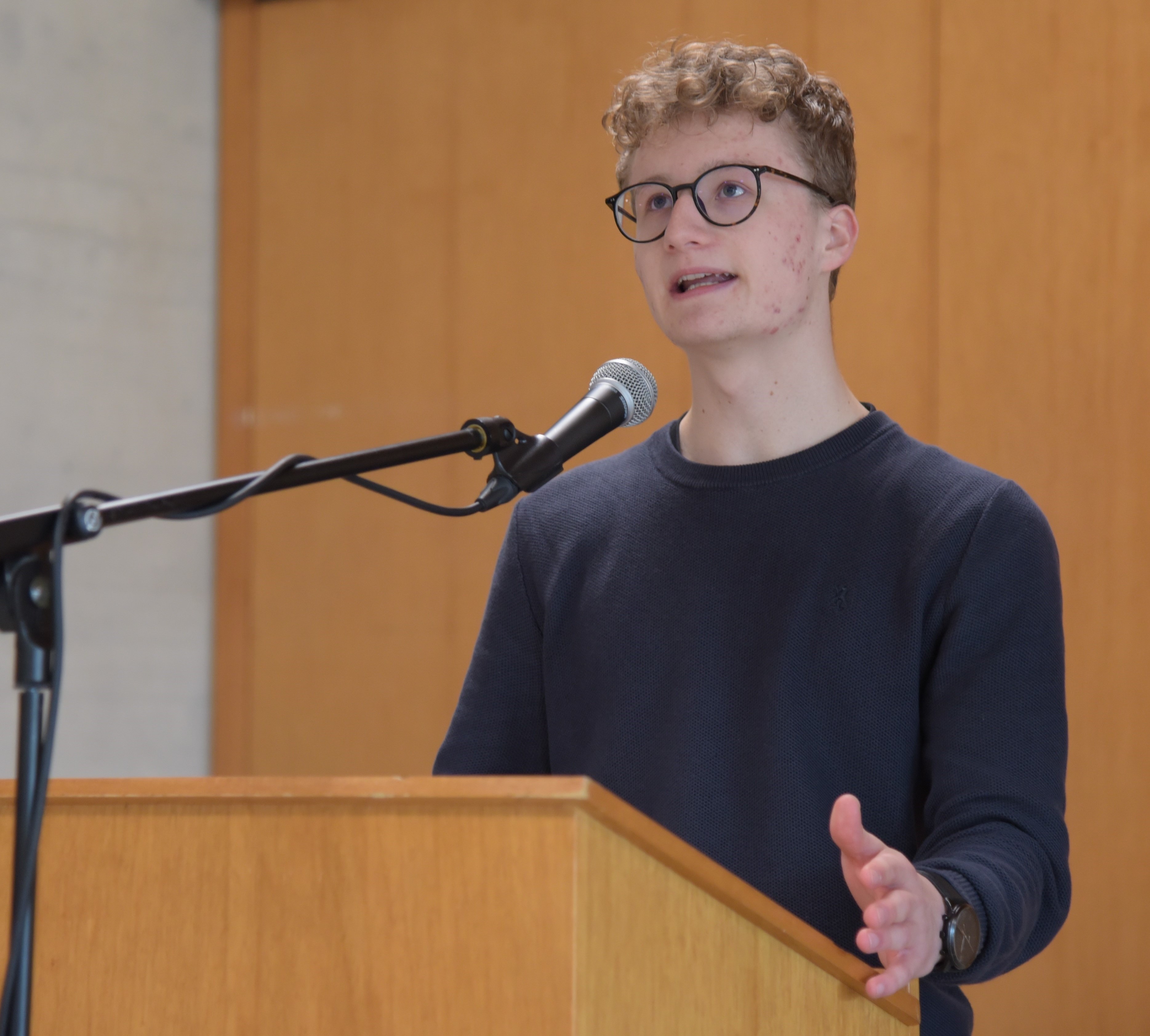 Julian Arnold liest seine Kolumne vor