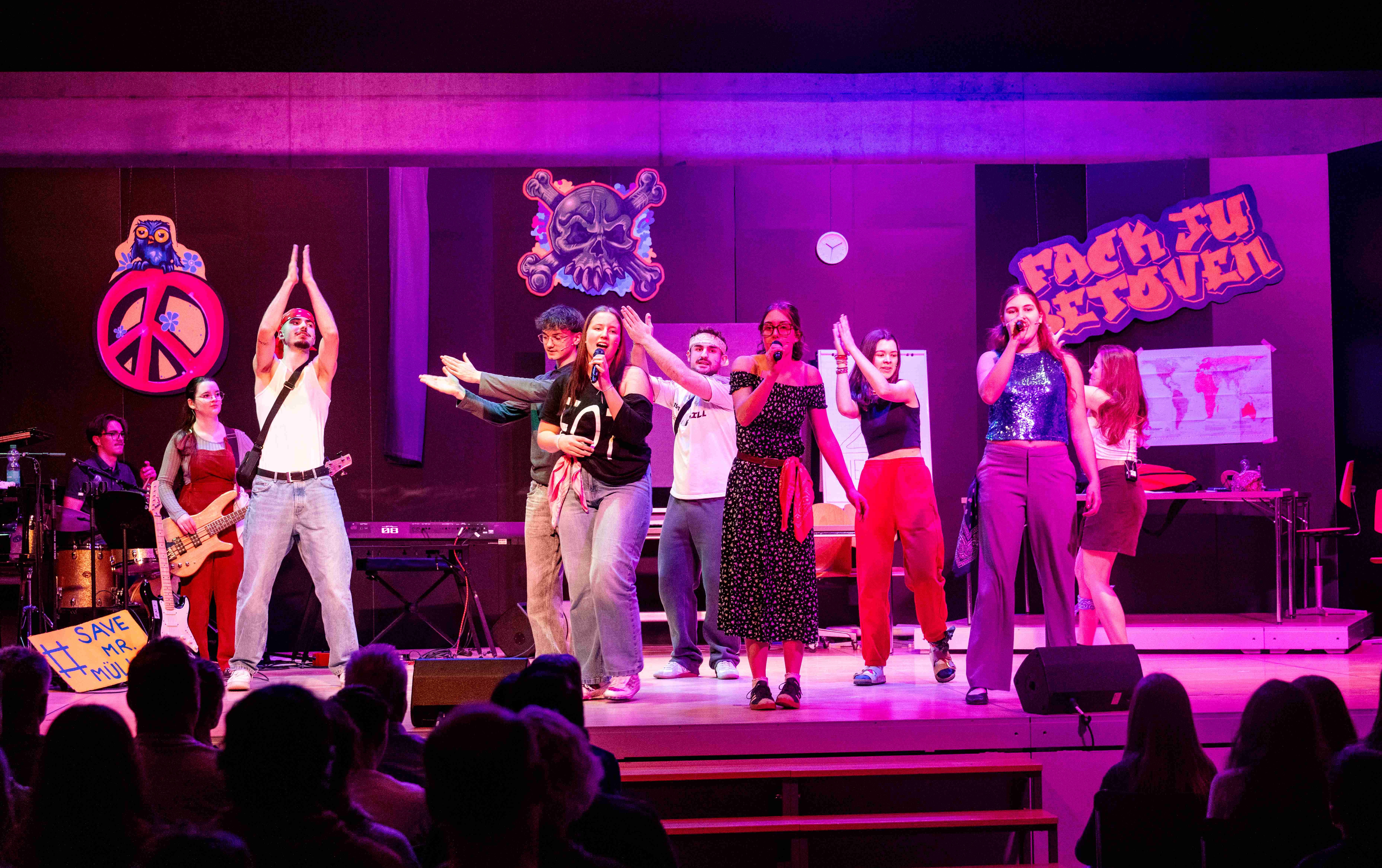 Ensemble auf der Bühne